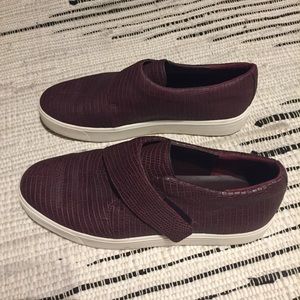 Vince slip on sneakers. Burgundy.